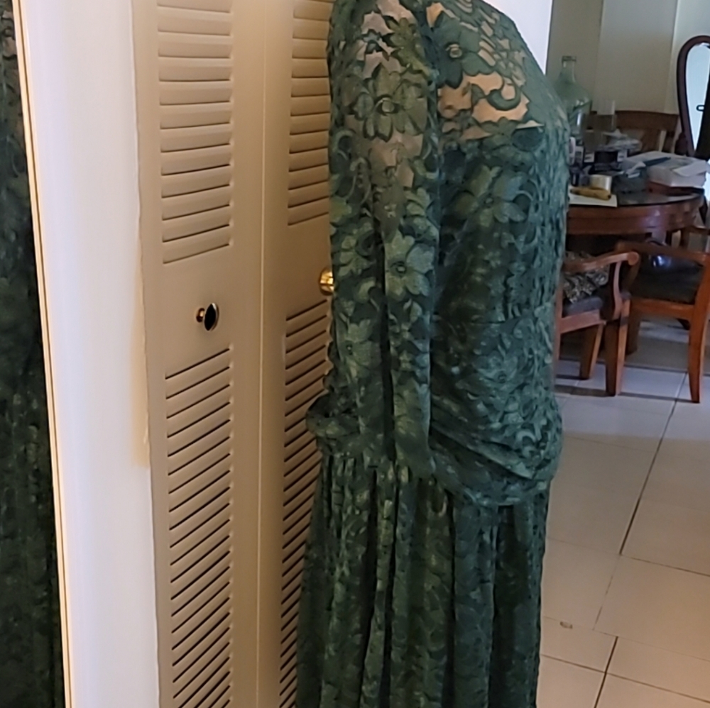 Beautiful green dress by Kionna - Picture 2 of 7